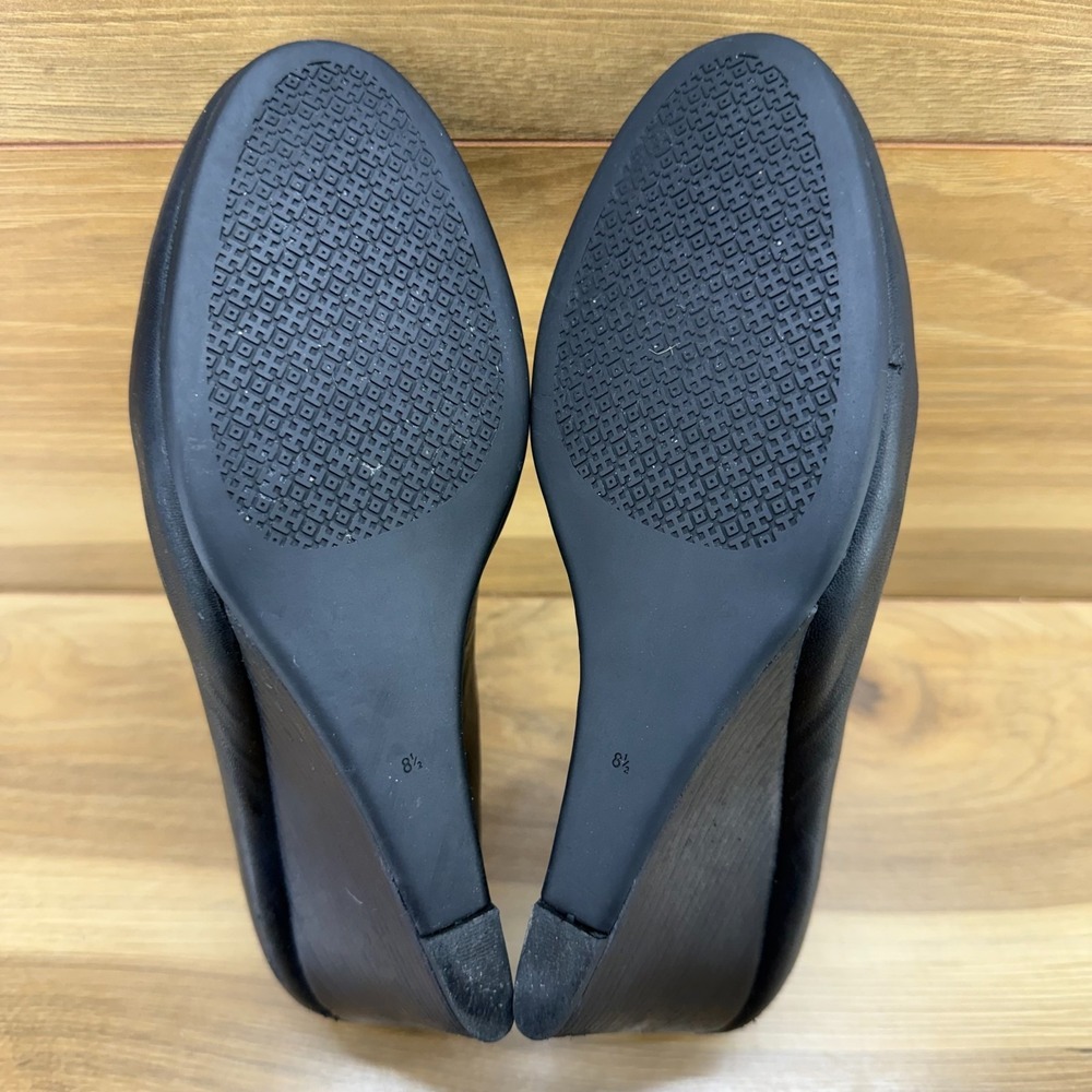 Tory Burch Chelsea Wedge Pump 8.5 M Black Leather Gold Logo Office Modern Church - Picture 9 of 11
